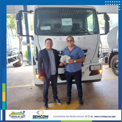 Entrega de caminhão pipa e motores rabetas para o município de Vitória do Jari